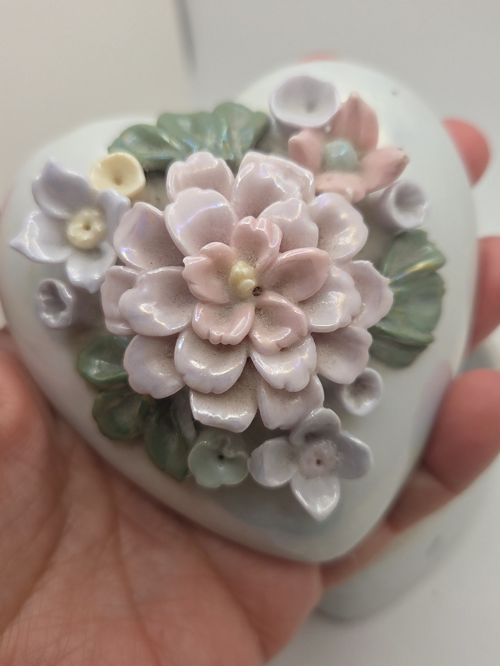 Vintage Iridescent Heart Trinket Box Lusterware Porcelain 3D Sculpted Flower Lid - Picture 9 of 9